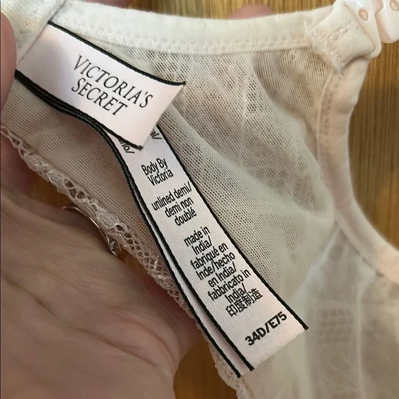 Victoria's Secret Cream Lace Bra Underwire Design - Picture 4 of 5